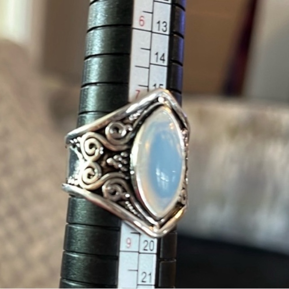 Size 8 Statement Ring - Picture 5 of 9